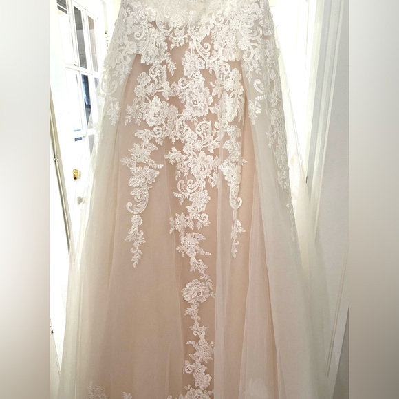 David’s bridal sheer lace and tulle ball gown wedding dress - Picture 5 of 10